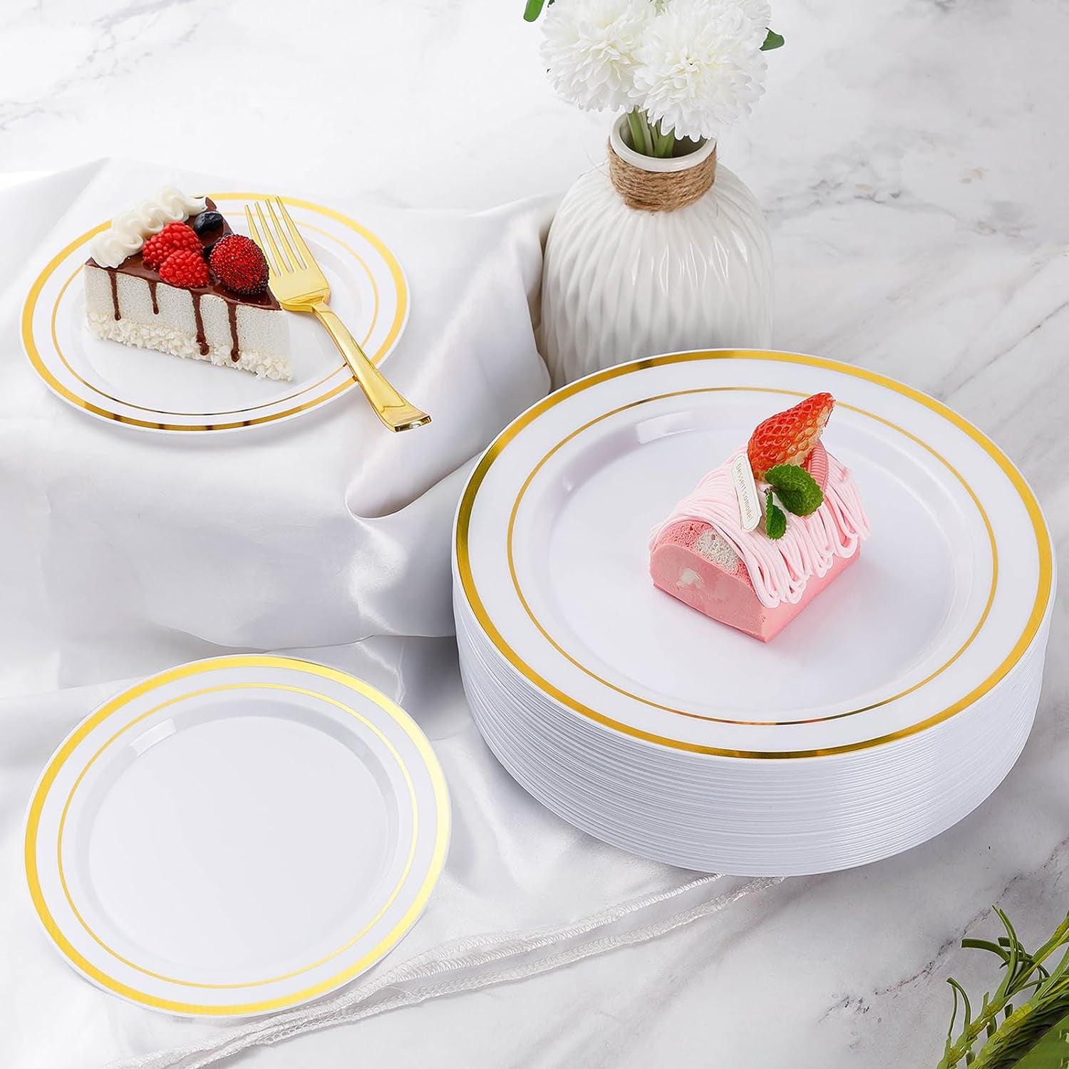 600 Pieces Gold Disposable Plates for 100 Guests, Plastic Plates for Party, Dinnerware Set of 100 Dinner and 100 Dessert Plates, 100 Spoons, 100 Forks, 100 Knives, 100 Cups