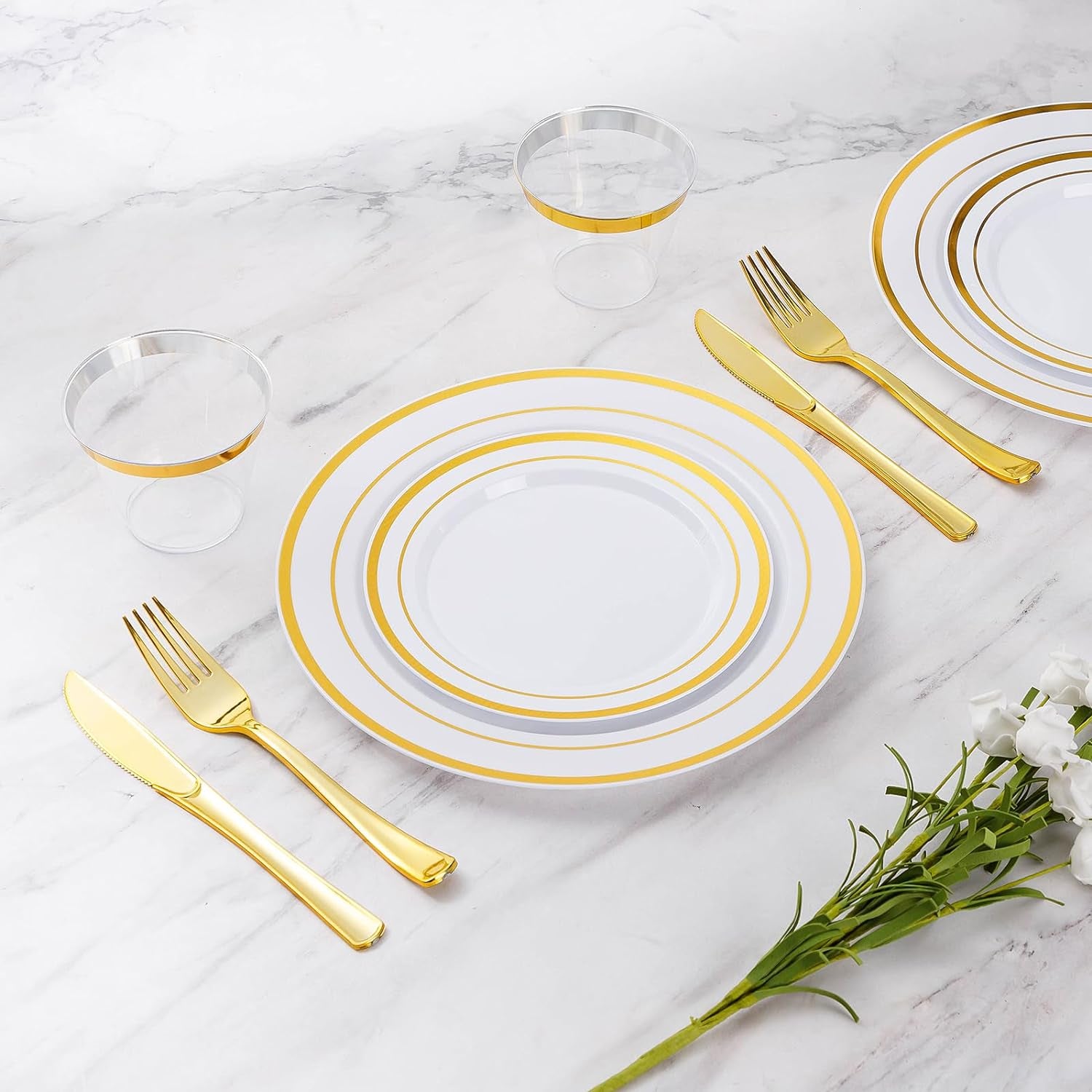 600 Pieces Gold Disposable Plates for 100 Guests, Plastic Plates for Party, Dinnerware Set of 100 Dinner and 100 Dessert Plates, 100 Spoons, 100 Forks, 100 Knives, 100 Cups